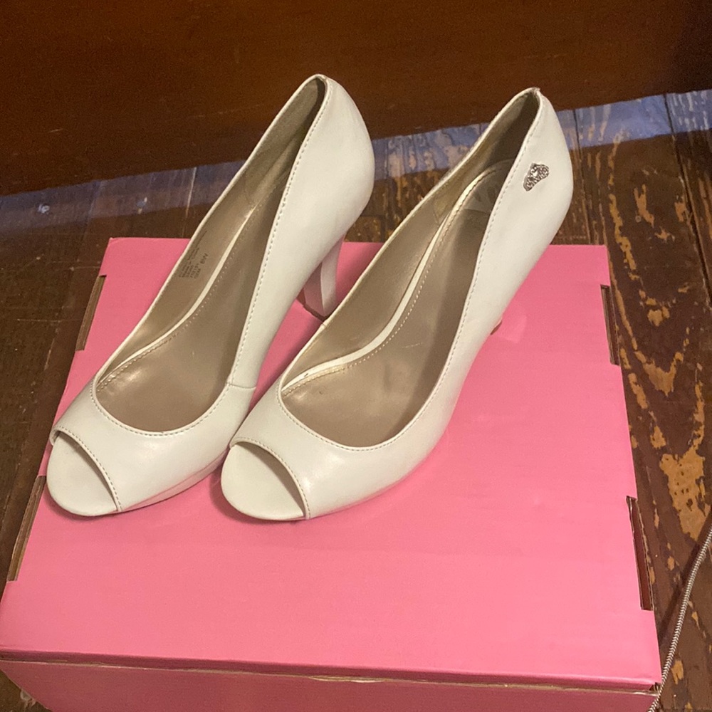 Fergalicious by Fergie White Heels w/ metal Crown Emblem